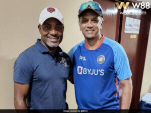 Read more about the article “HAI HUYỀN THOẠI CHUNG MỘT KHUNG HÌNH”: RAHUL DRAVID GẶP BRIAN LARA TẠI CẢNG TÂY BAN NHA